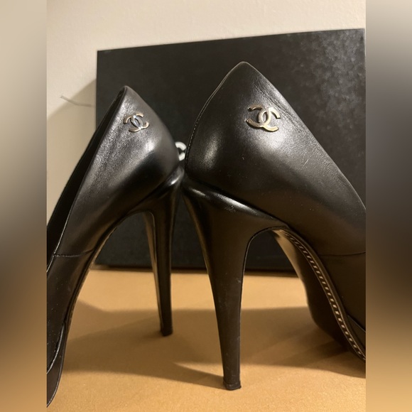 AUTHENTIC Chanel black leather heels with silver cap toe and “CC” logo. - Picture 5 of 9